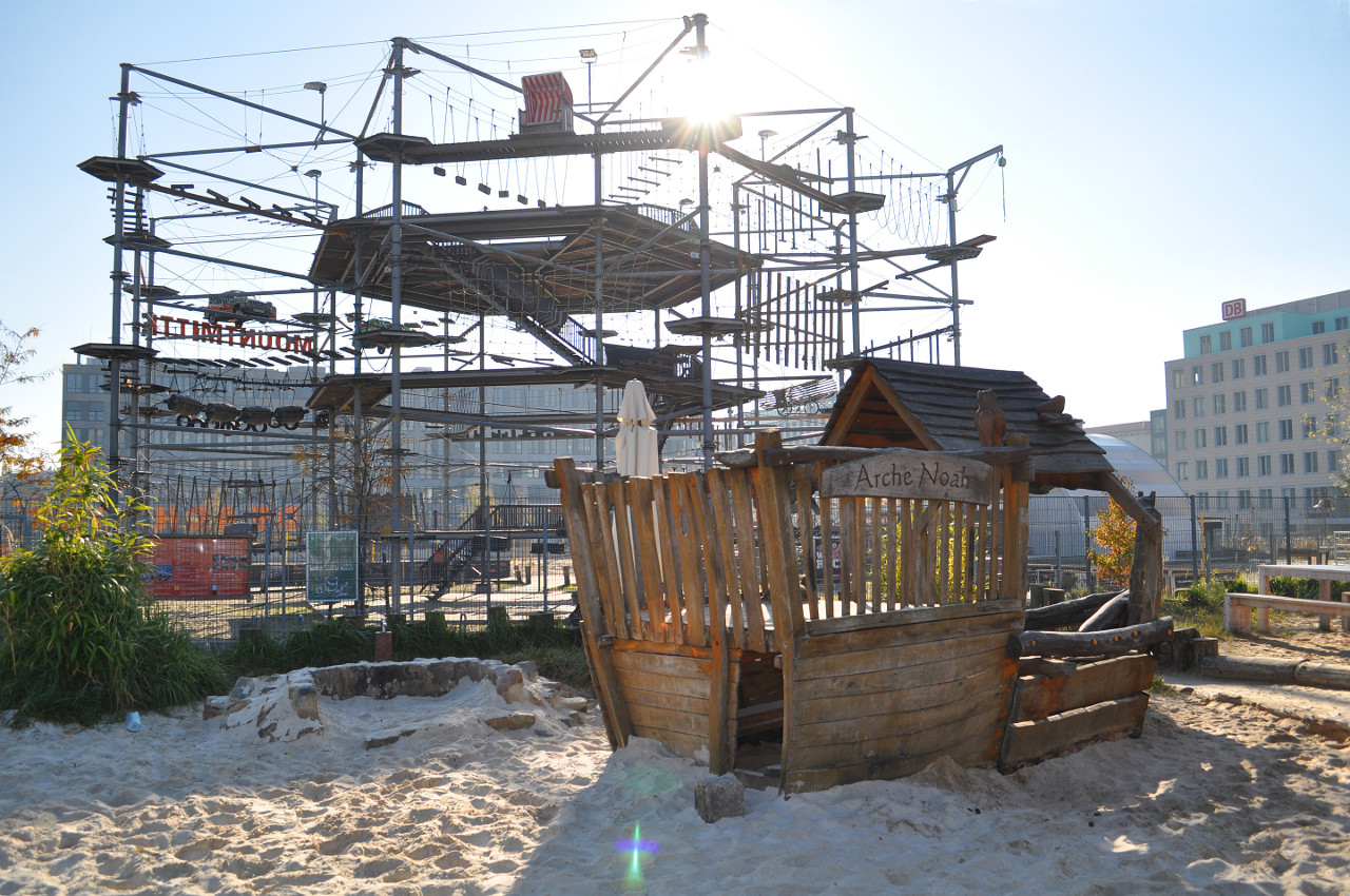 kleiner Kinderspielplatz mit MountMitte im Hintergrund